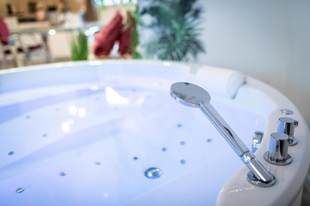 Suite L'Echappee - Maison Romantique - Spa & Sauna Privatif- Pole Dance - Lit Rond Avec Miroir Au Plafond Pezarches Kültér fotó